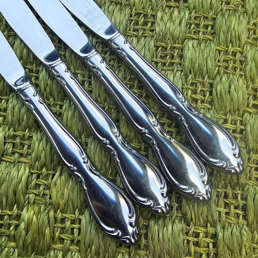 4 Oneida Strathmore Dinner Knives 9"  stainless scrolls classic romantic timeles - Picture 2 of 5
